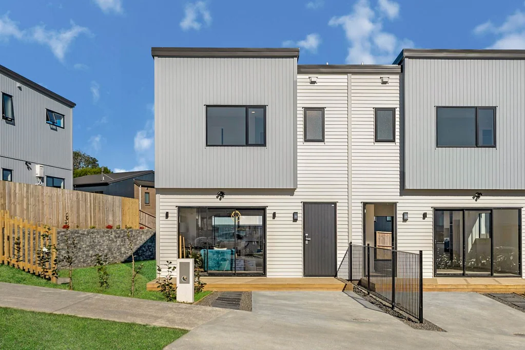Papakura 3Kwarto Stylish Duplex; Showhome on 253 m2 Section