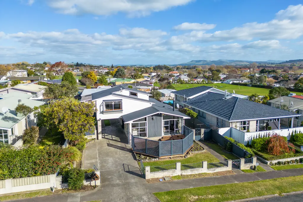 Waipukurau and Surrounds 4ਬੈੱਡਰੂਮ Like finding real estate gold!