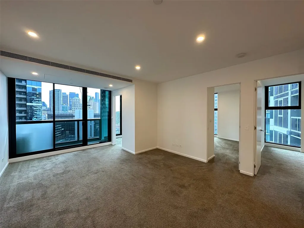 UNFURNISHED ELEGANT CORNER THREE BEDROOM ONE CARPARK APARTMENT LOCATED IN HEART OF SOUTHBANK
