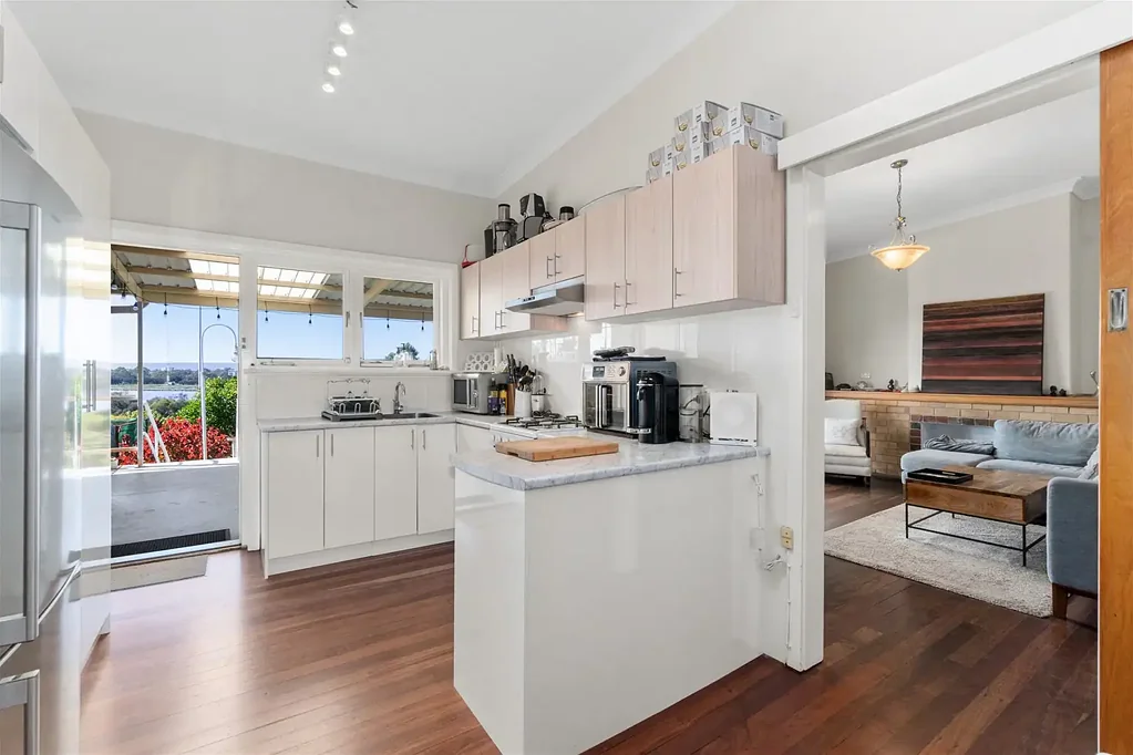 Maylands 3Kwarto RIVERFRONT DEVELOPMENT OPPORTUNITY WITH 3 BEDROOM HOME