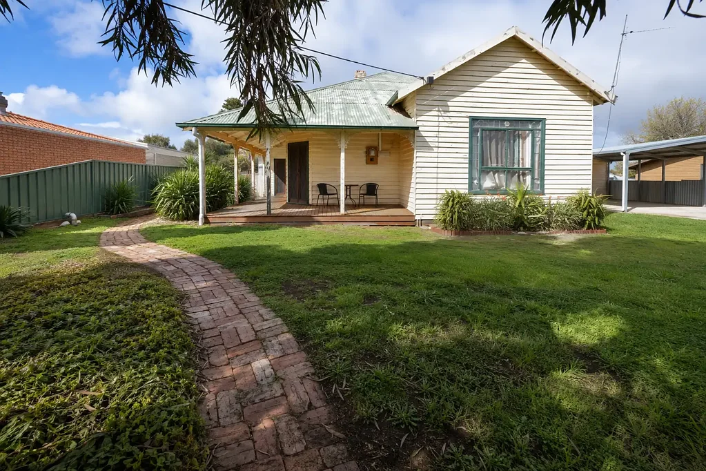 Lake Boga 3 Bedroom Lake Boga period charm