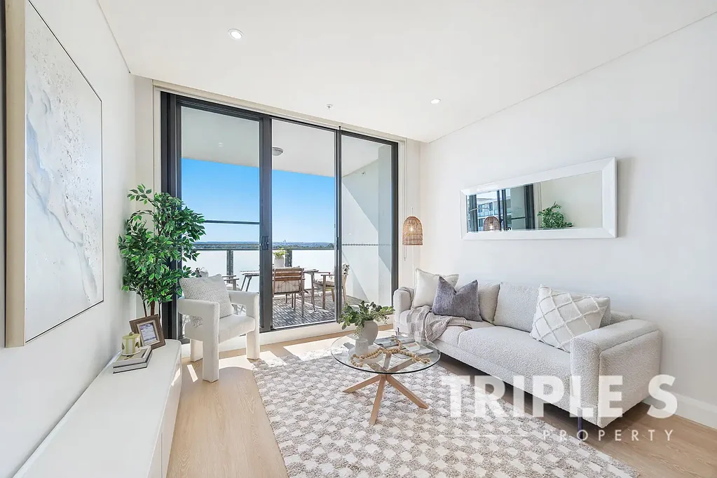Homebush 1房 随时入住翻新 朝北景观视野阔 全新木地板 厨师级厨房 高端台面 健康环保低物业 配套泳池健身房 步行双站商圈 Stunning North-Facing 1-Bedroom + Room size Study with Sweeping Views