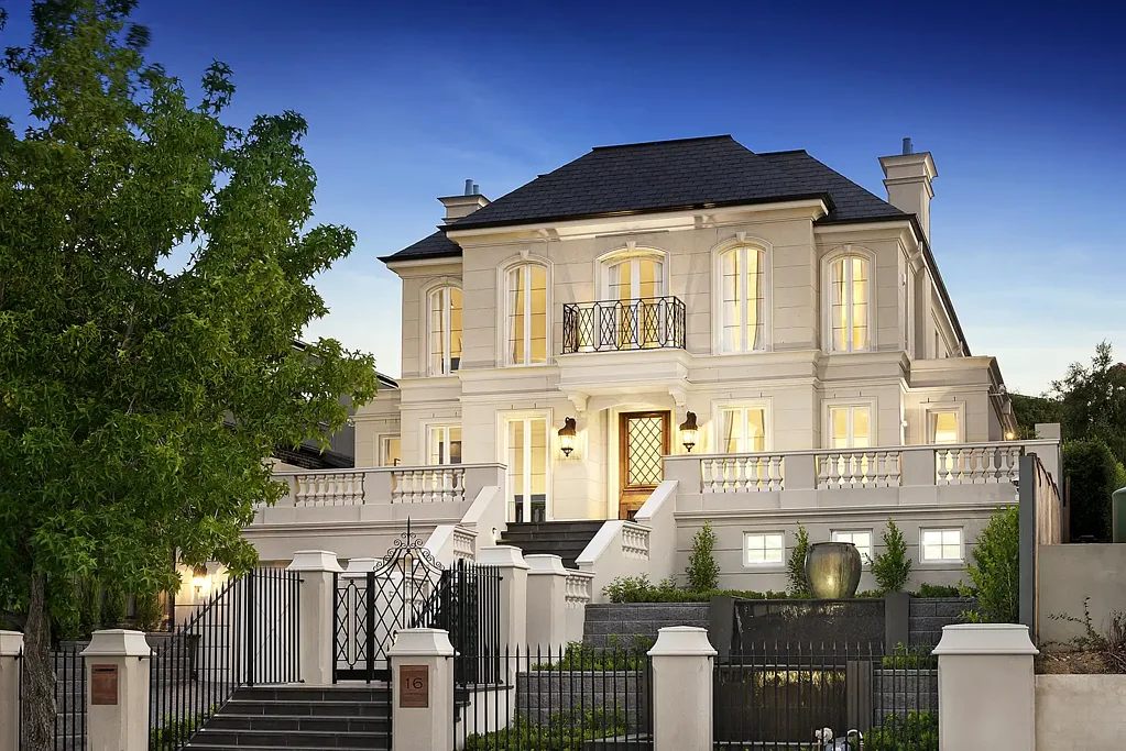 Balwyn North 5房 欧洲风格豪宅 俯瞰Kinglake Ranges Balwyn High School校区 电梯五卧四浴 奢华室内细节 顶级厨房 Gaggenau电器 影院健身房六车库 轻松生活便利设施 欢迎来电咨询！ EOI Closing 24 June at 5pm