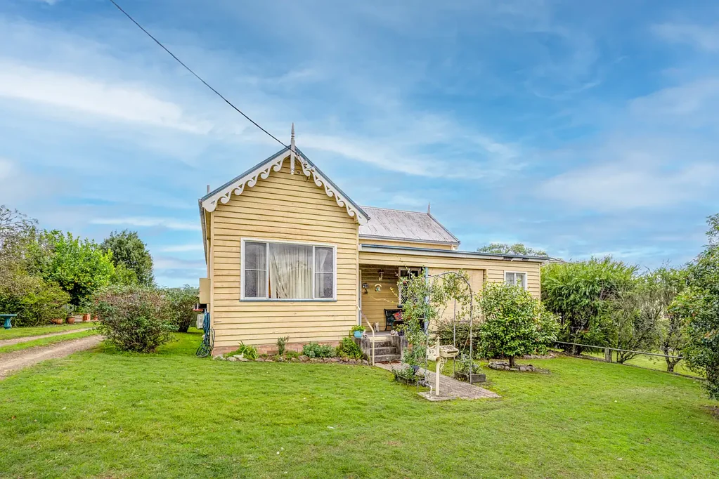 Dungog 4غرفة نوم Packed with Potential on Half an Acre - Your Next Project