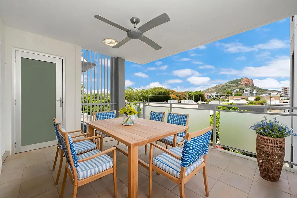 South Townsville 3غرفة نوم Three Bedrooms, Two Carparks… and A View That Seals the Deal