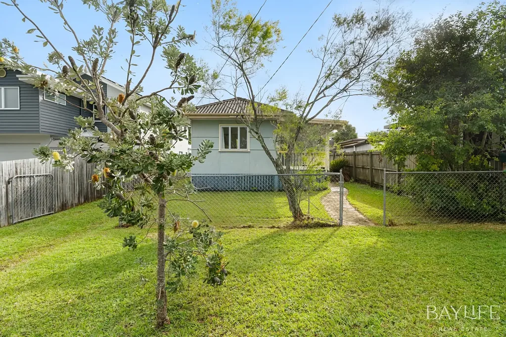 Clontarf 3房 海滨瑰宝 508m²宽幅地 三卧带柜 甲板7.4x3.3m 翻新潜力 便捷滨水居所 Coastal Potential in a Location You’ll Love