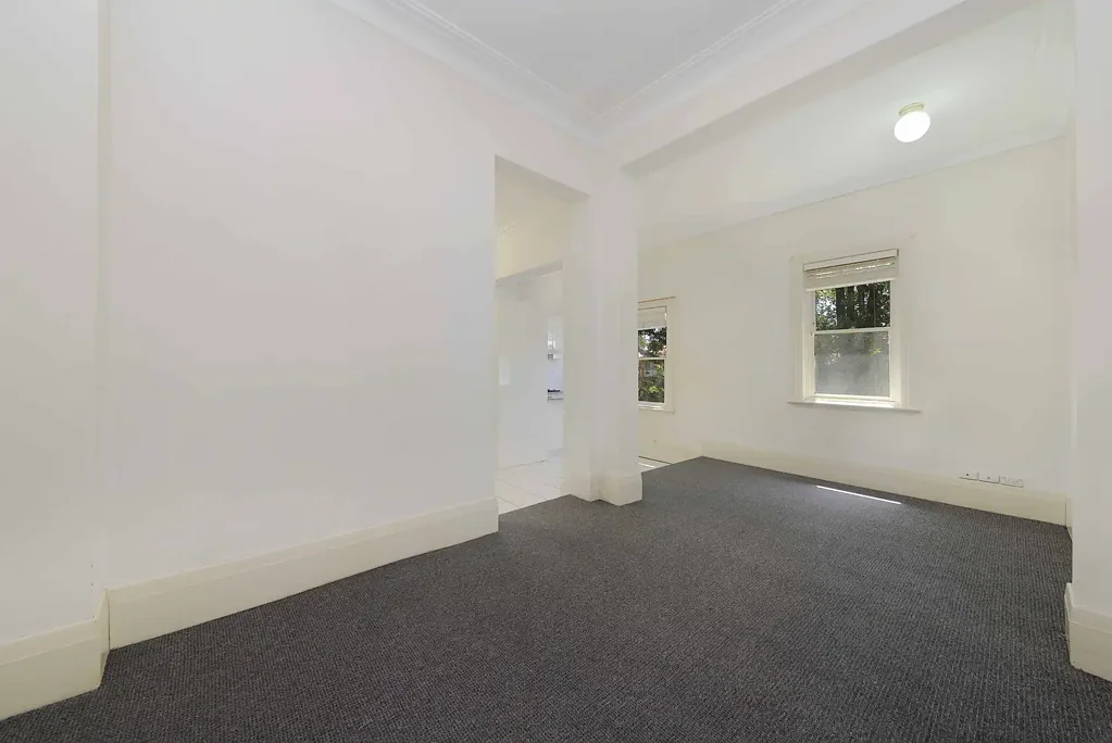 CHARMING OVERSIZED 2 BEDROOM UNIT IN A QUIET & LEAFY LOCALE