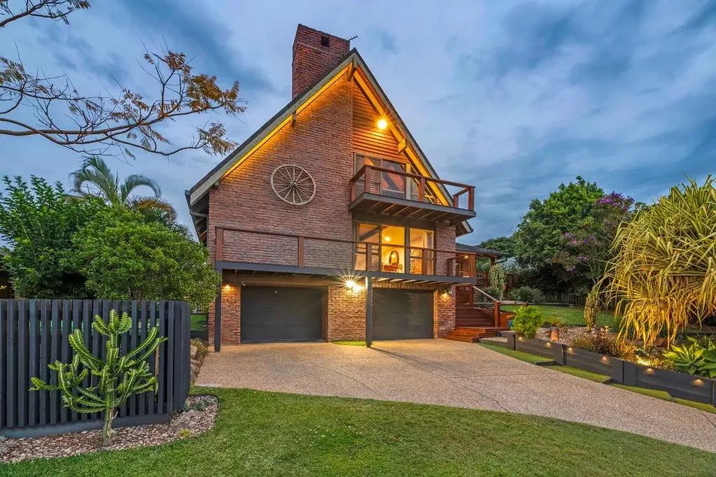 Ashmore 3 Bedroom A True Ashmore Icon with Panoramic Hinterland Views