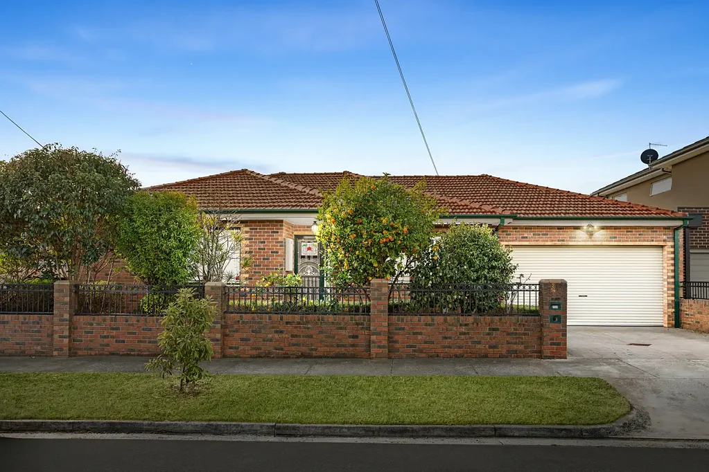 Oakleigh East 3 Bedroom Single-Level Living with Easy Maintenance Dual Living Zones, Alfresco Entertaining & Double Garage (No Body Corporate)