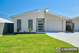 2/17 Cubbaroo Street, Old Bar