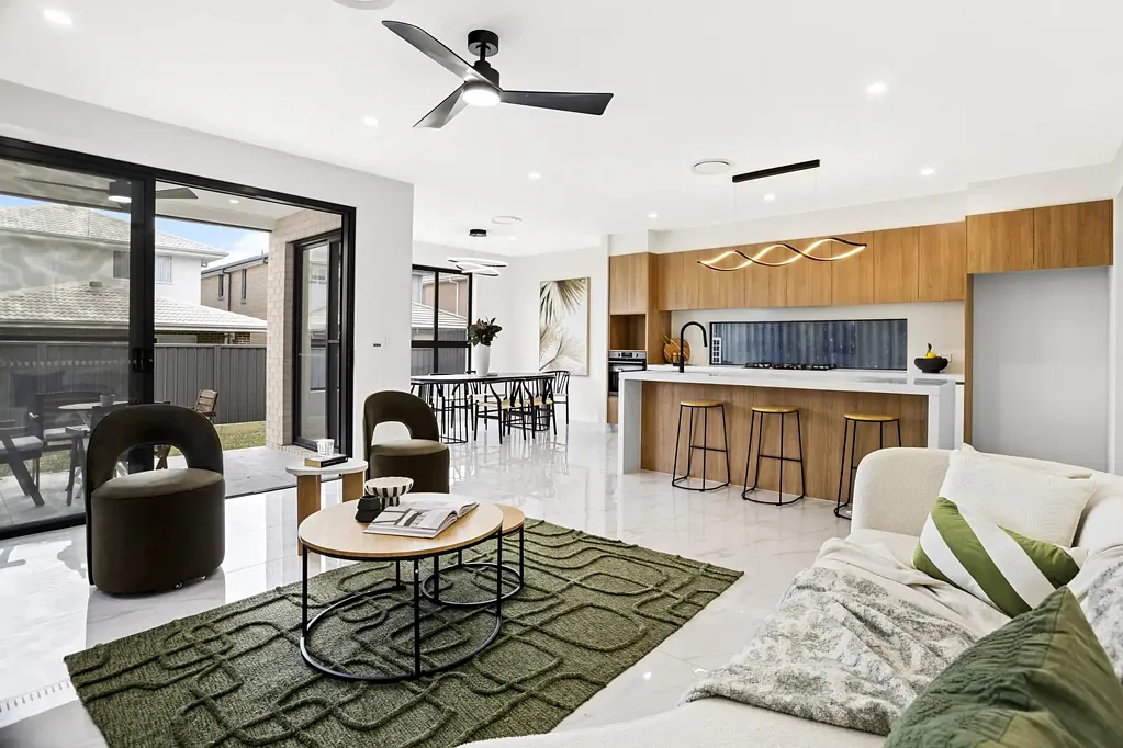 Schofields 6બેડરૂમ Brand New, Custom Built home in the heart of Akuna Vista - Walking distance to Schofields Train Station!