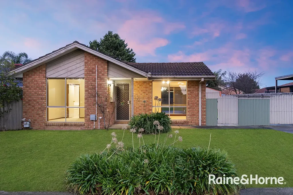 Cranbourne North 3chambre Family Living with 2 Living Areas, Huge Backyard & Side Access