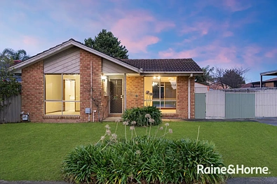Cranbourne North 3 Slaapkamer Family Living with 2 Living Areas, Huge Backyard & Side Access
