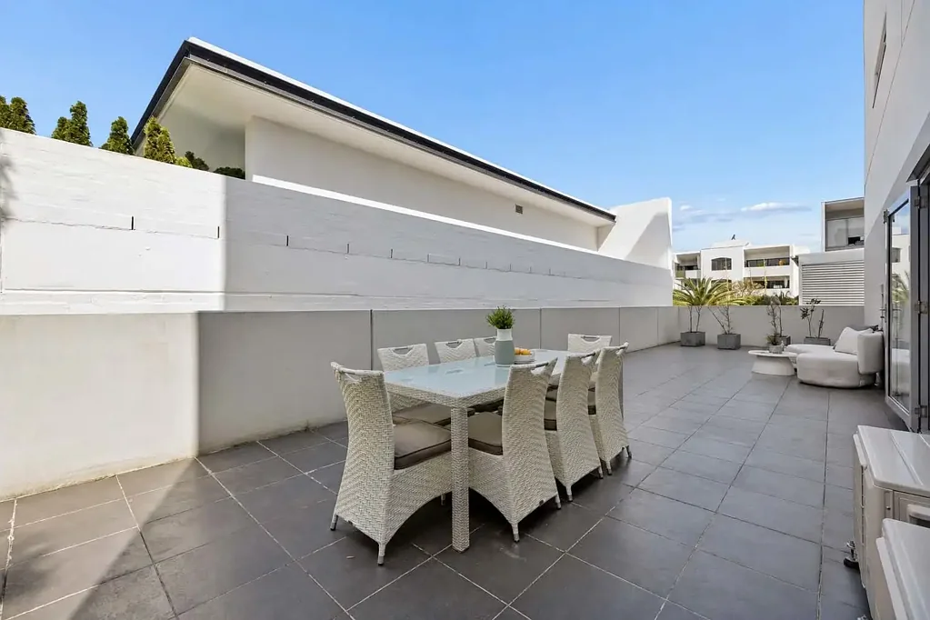 Waterloo 2ਬੈੱਡਰੂਮ NEWLY UPDATED NORTH FACING TWO BEDROOM APARTMENT WITH 60M2 ENTERTAINING TERRACE & CITY GLIMPSES
