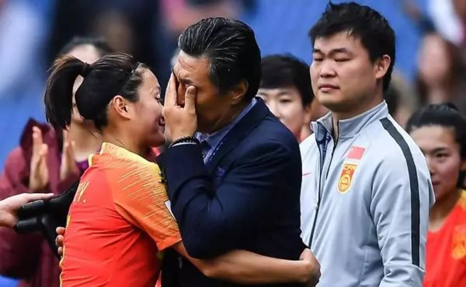 中国女足艰难出线，主帅贾秀全哭了