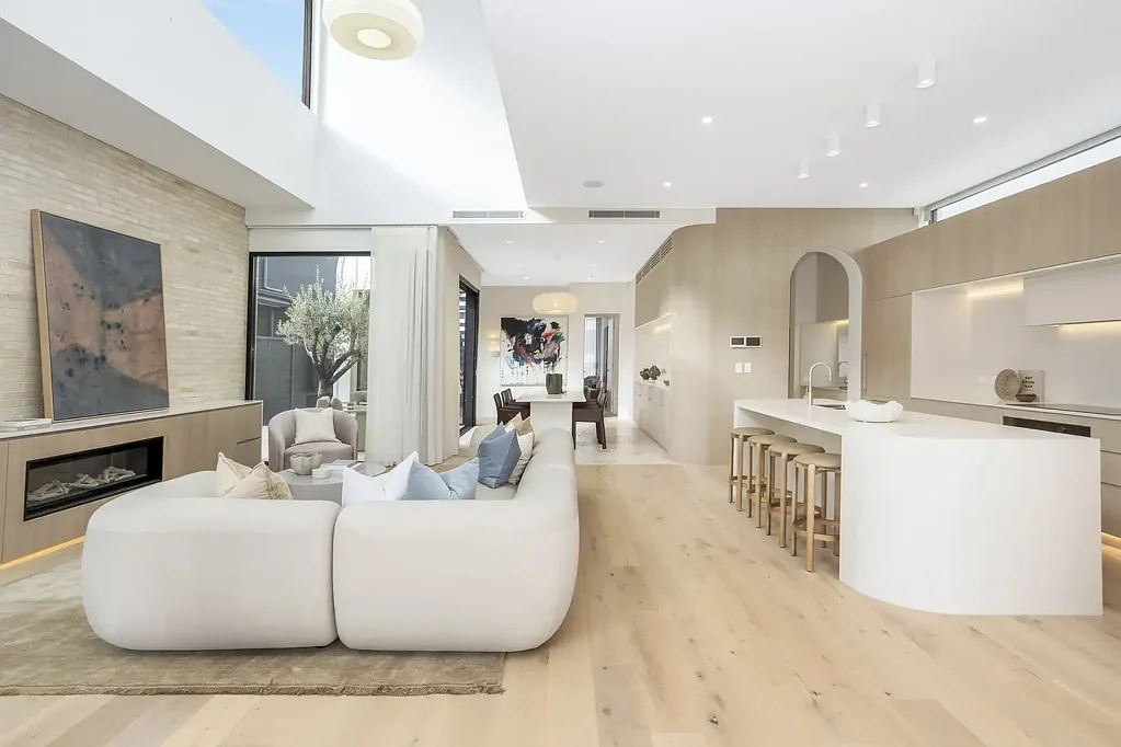 Caringbah South 5房 建筑卓越宣言 定制砖砌工艺 智能厨房设计 无缝户外流动 自然采光充沛 豪华主卧套房 高端建材配置 太阳能系统齐全 Bianco on Whitewood - A Masterpiece of Modern Design and Artistry