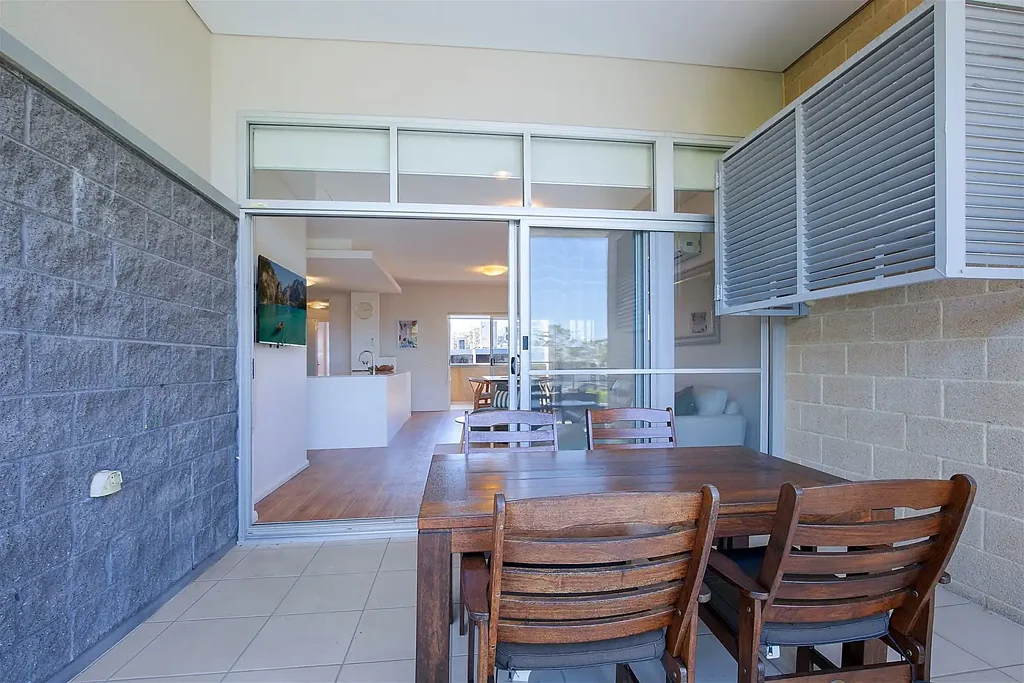 Bright, open-plan, furnished contemporary living Bulimba