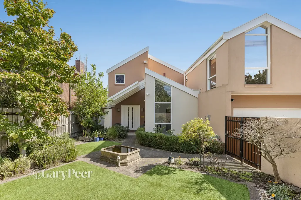 Caulfield North 5房 Caulfield North优越地段 668㎡优质地块 砖砌住宅 自然采光充沛 多功能空间 双层宽敞布局 水暖地板供暖 双自动车库 靠近精英学校 交通便利 A first-class family lifestyle awaits