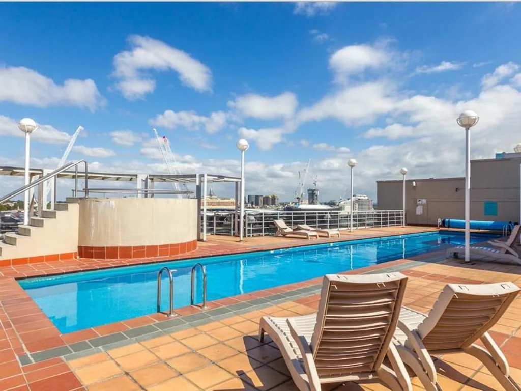 HIGH-LEVEL CITY LIVING | RESORT-STYLE FACILITIES