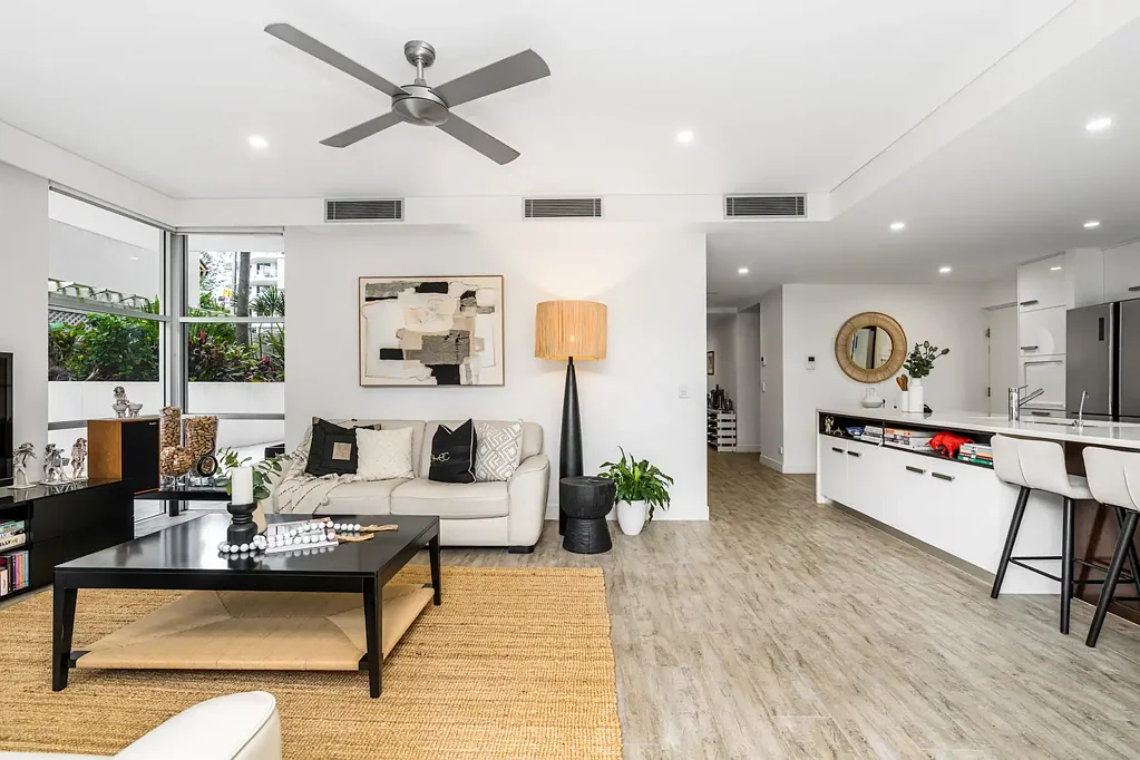 Coolangatta 3ਬੈੱਡਰੂਮ SPACIOUS GROUND FLOOR MODERN APARTMENT IN THE HEART OF RAINBOW BAY.