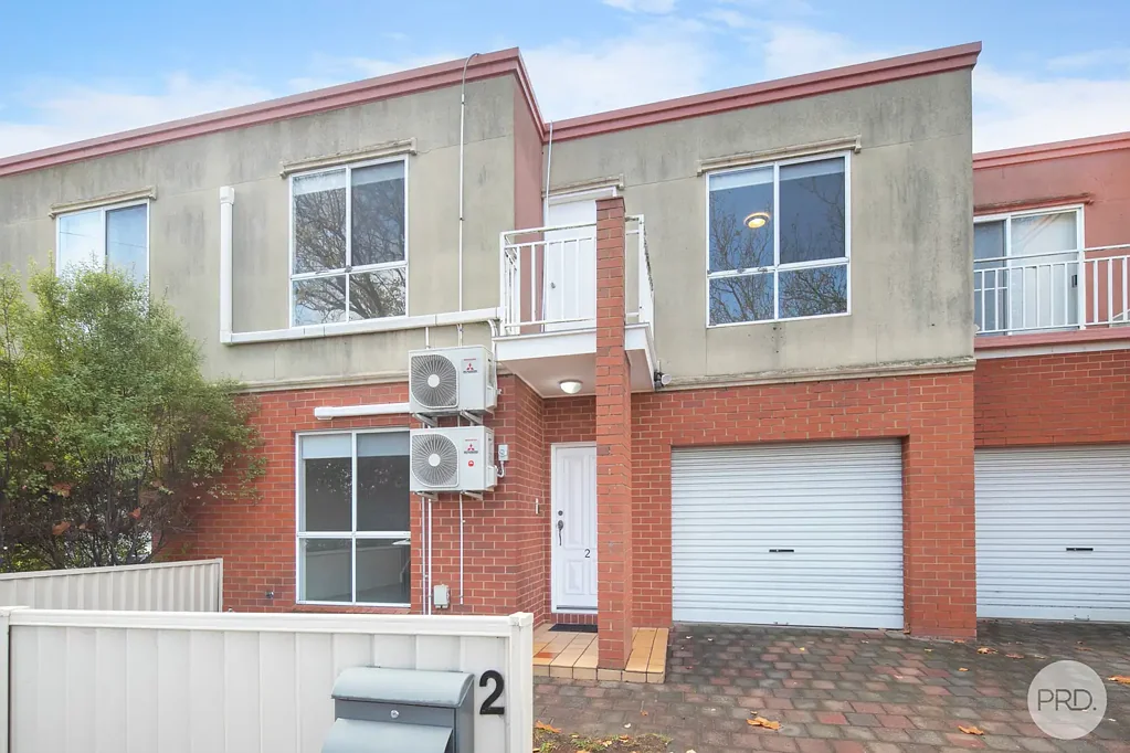 THREE BEDROOM TOWNHOUSE WITHIN WALKING DISTANCE TO CBD & TRAIN STATION