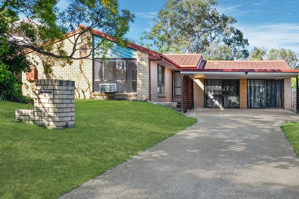 Large family home with separate retreat/home office!