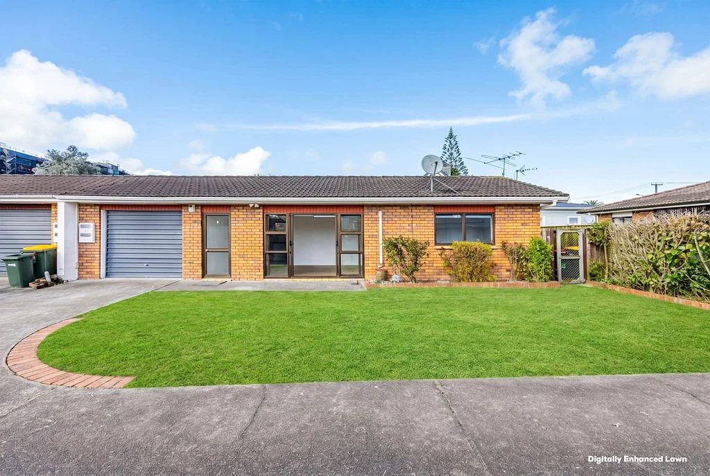 Mangere East 2chambre Stylish North- Facing Brick & Tile Home with Study