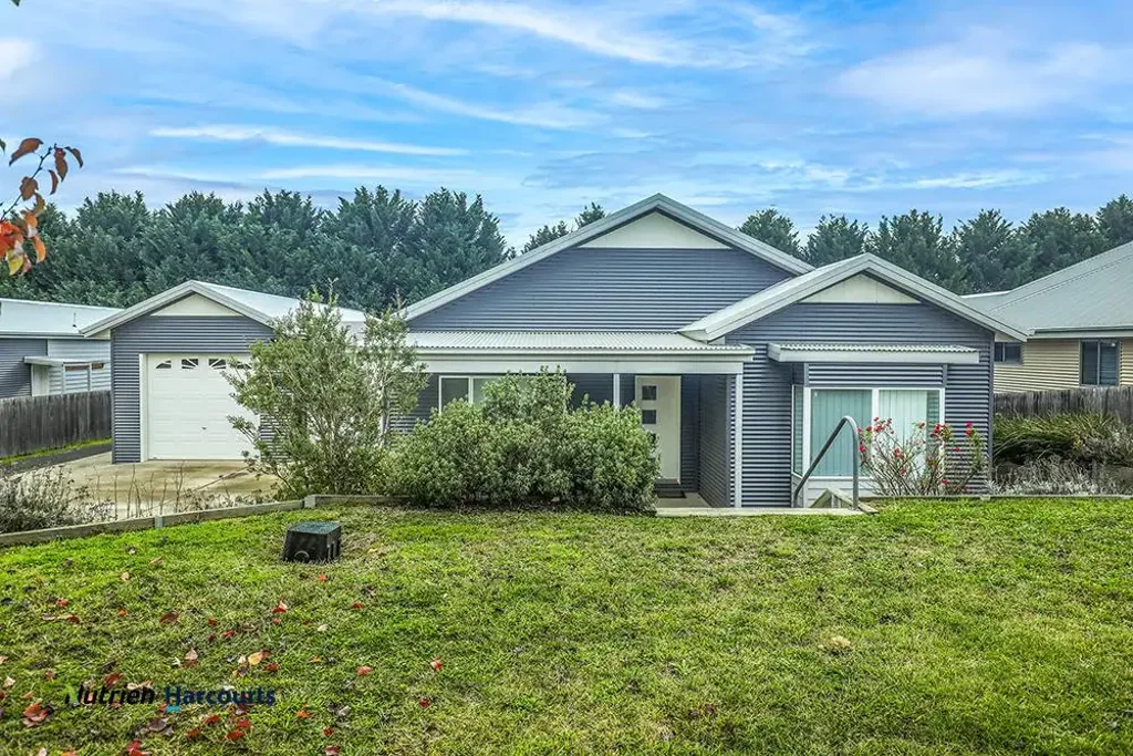 Braidwood 5 Bedroom Modern Family Living with BONUS STUDIO - Space, Style & Versatility!