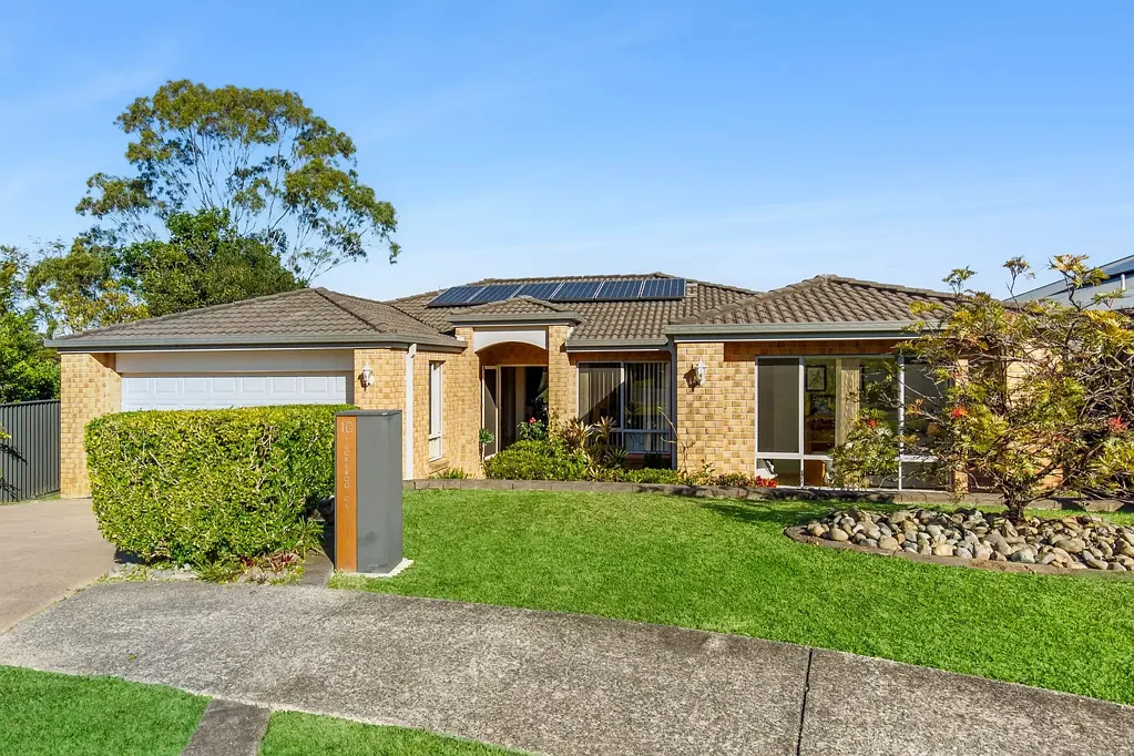 Coffs Harbour 4房  Sweeping Views, Multiple Living Zones, Quiet Cul-de-Sac