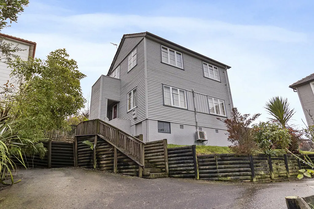 Marchwiel 3 Bedroom Elevated on Essex - Great First Home or Investment