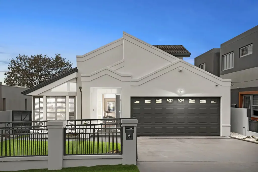 Merrylands 4બેડરૂમ STUNNING ARCHITECTURALLY DESIGNED LIVING