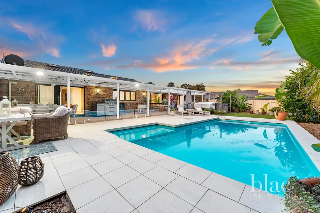 Petrie 4ห้องนอน Fully Renovated Family Entertainer - Pool, Spa, Fireplace and Parkland Backdrop
