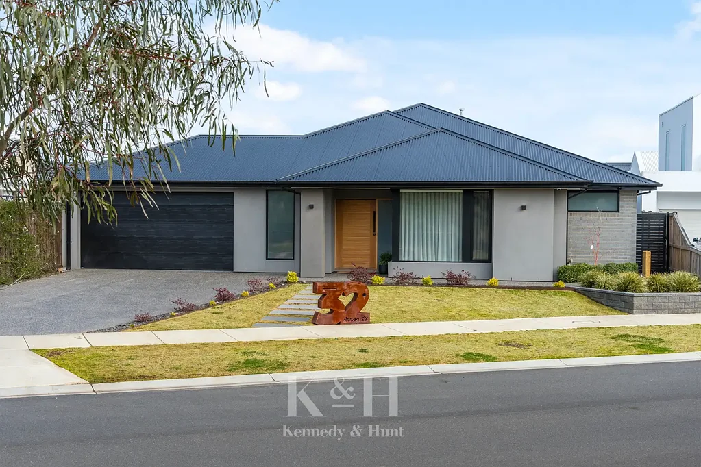 Gisborne 5房  CONTEMPORARY FAMILY LUXURY INCLUDING IMPRESSIVE SHED