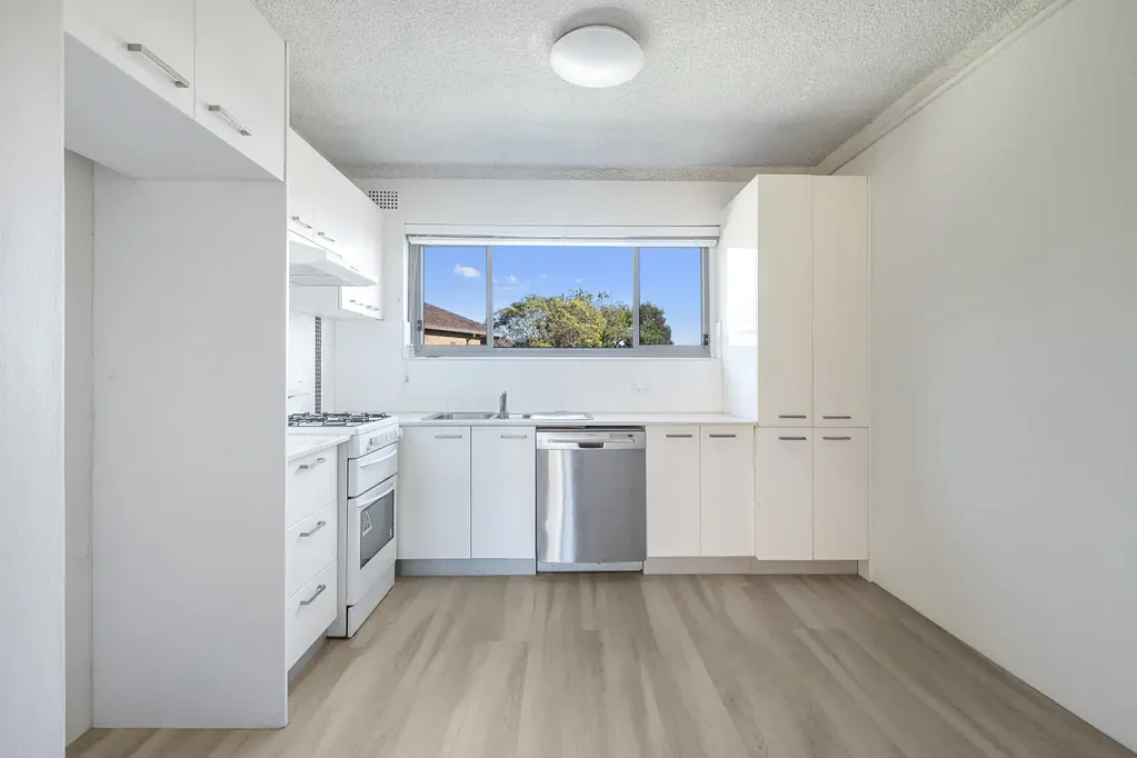 Well presented apartment in ideal location