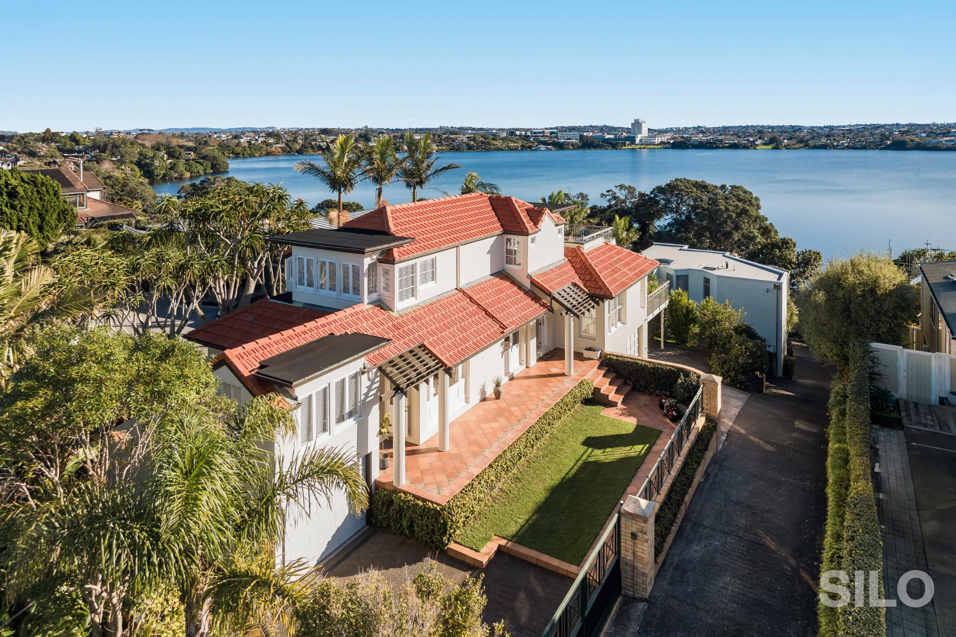 Takapuna 4Kwarto Elevated Opportunity on Takapuna's Golden Mile