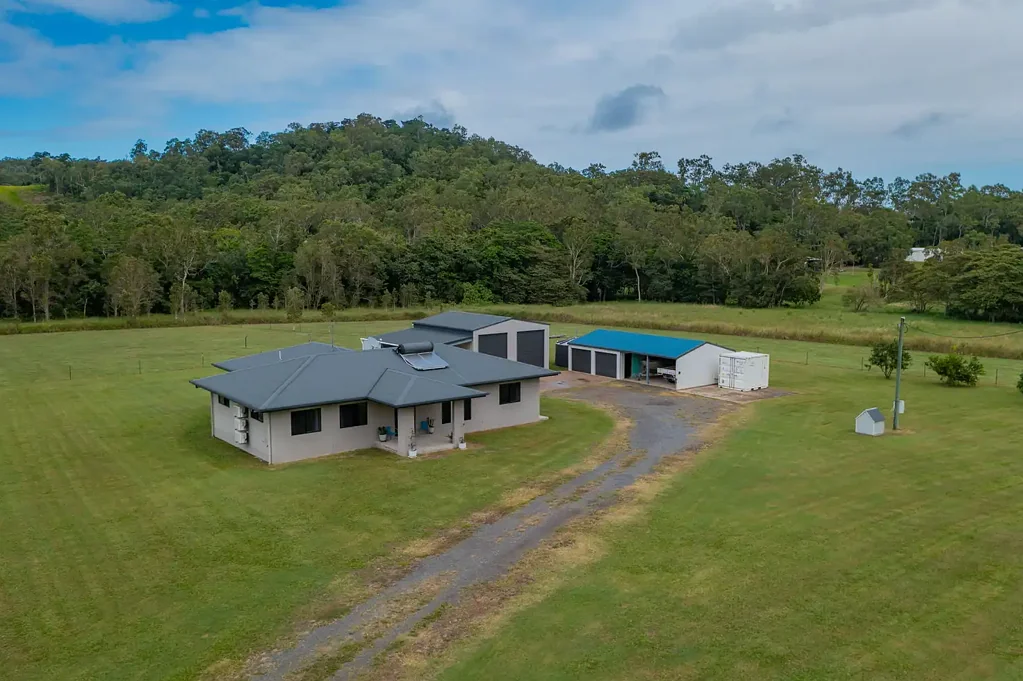 Preston 4房  Rural Lifestyle Property On 3 Acres - Sheds, Bore, Tractor & More