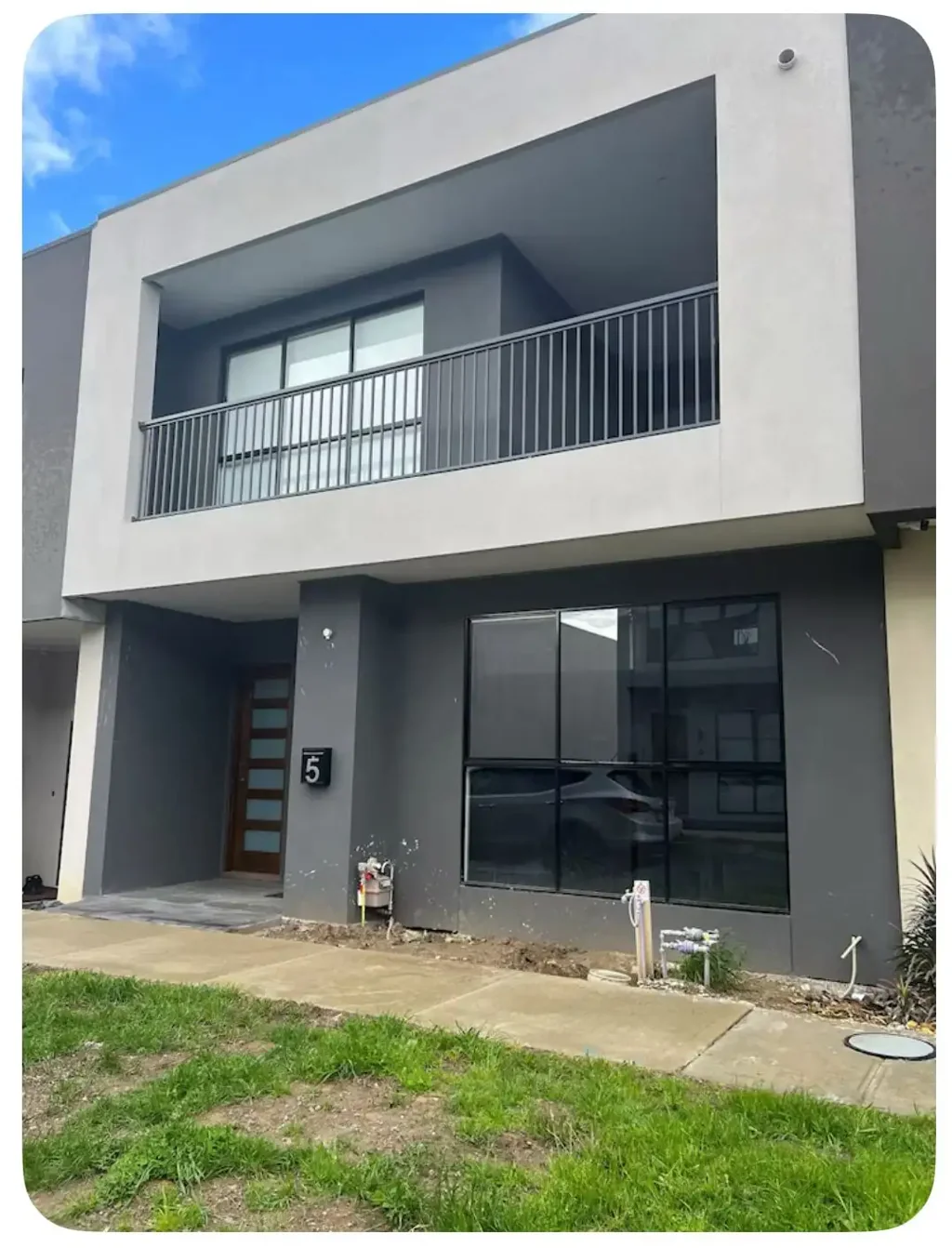 Stylish 3-Bedroom Apartment – Fully Furnished & Ready to Move-in !!!