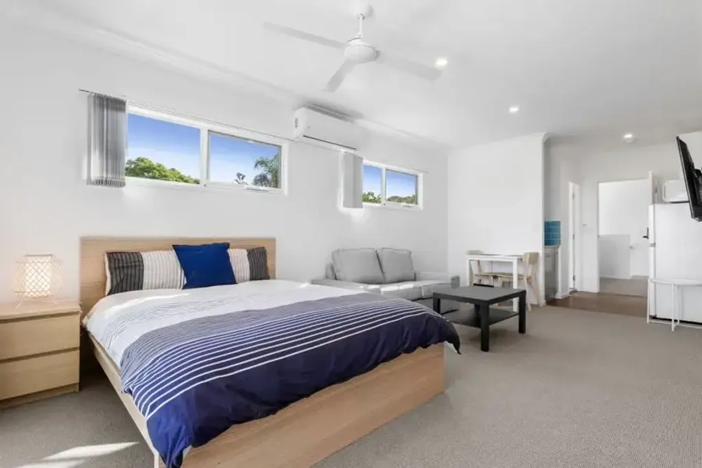 NEAR NEW STUDIO UNIT IN OXLEY - UTILITES INCLUDED