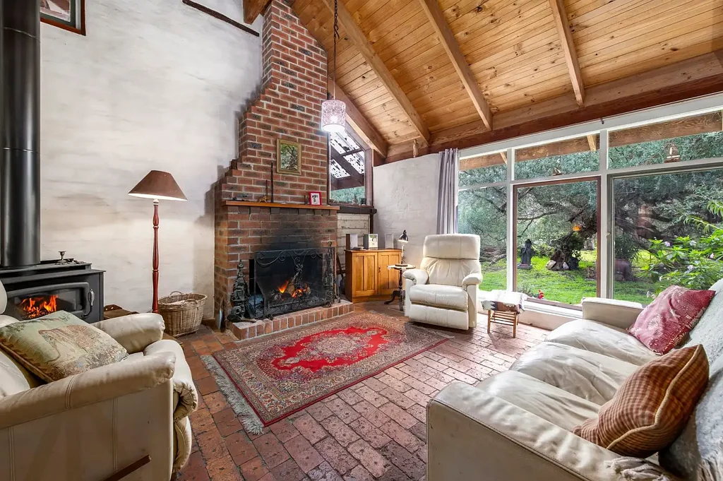 Somerville 5Habitaciones Character-Filled Mudbrick Retreat on 10 Acres with Adjoining Cottage