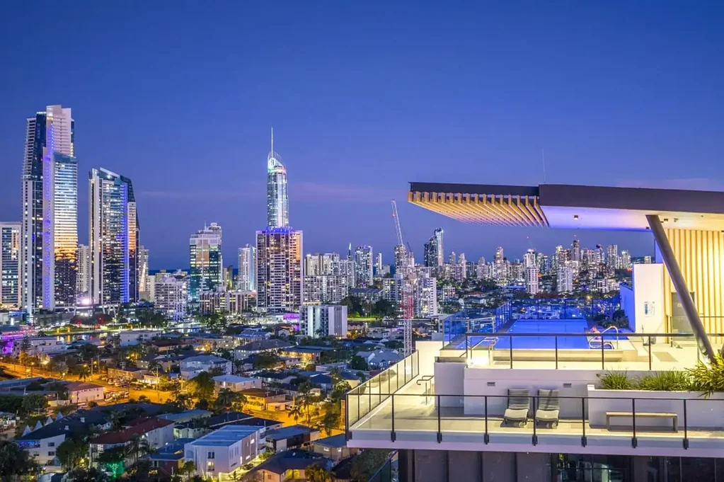 Live the Chevron Island Lifestyle -  Caf�s, Culture & Conven