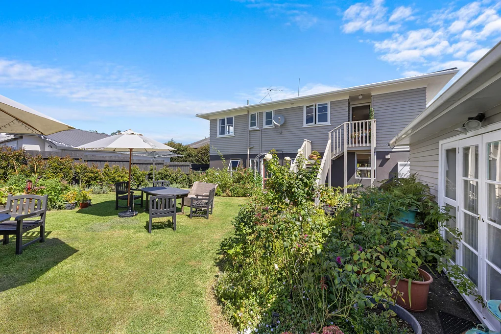 Te Atatu Peninsula 6Moenga Home + Granny Flat + Development and More!