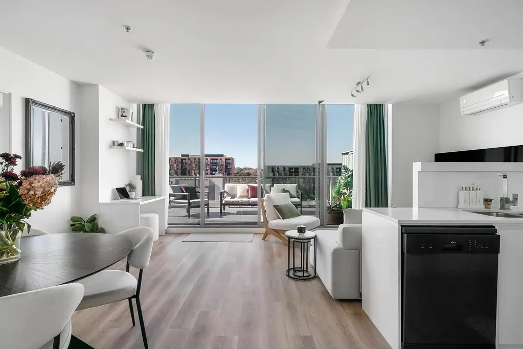 Prahran 2房 明亮现代公寓 2卧2卫 露台美景 屋顶设施齐全 优越位置 步行生活圈 The Chance To Live In A Landmark – ‘TRILOGI’