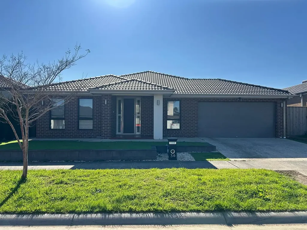 Spacious Family Living in Prestigious Lyndhurst!!