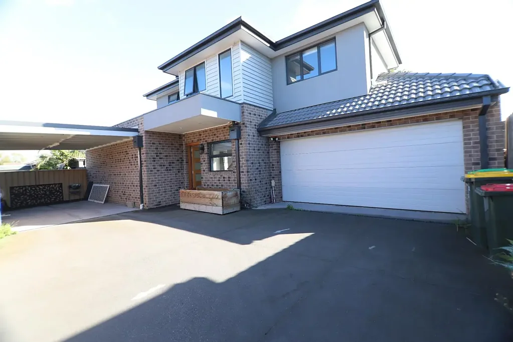 Modern Townhouse Living in a Convenient Deer Park Location