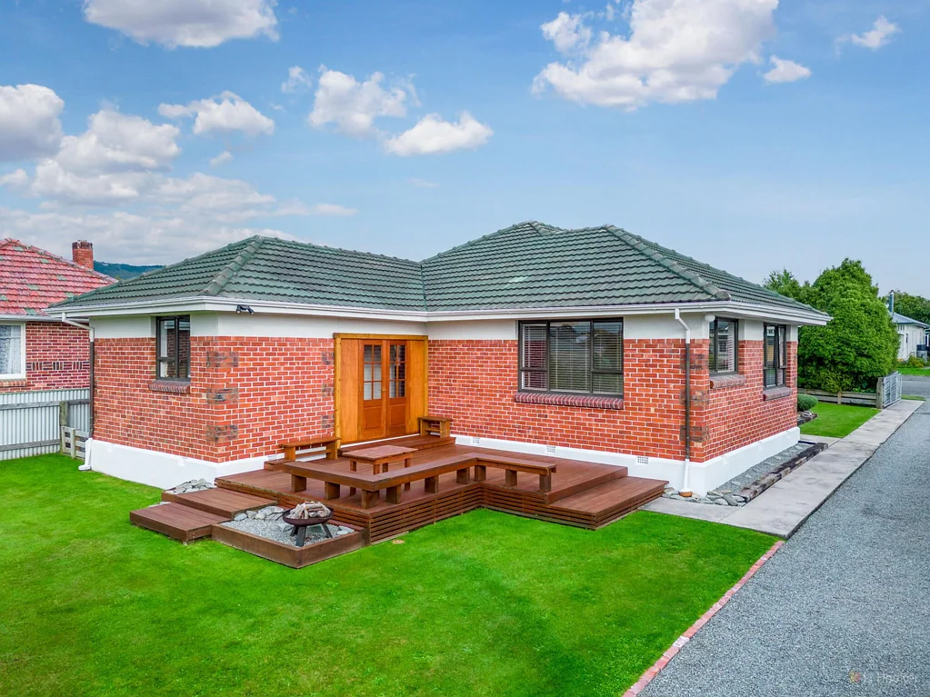 Waimate 4Zimmer Red Brick 4-bedroom Home on Generous Section