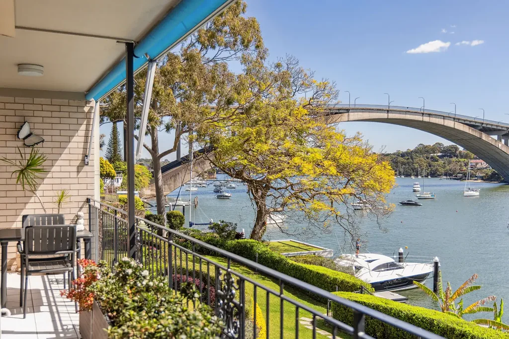 Drummoyne 3 Slaapkamer Renovated waterfront residence with house-like proportions