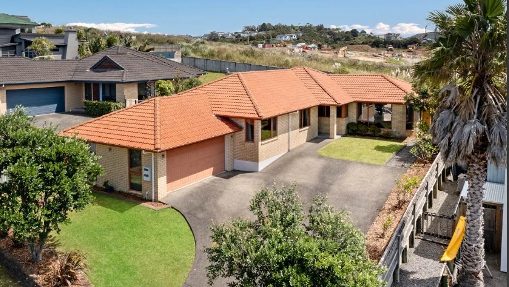 This beautiful 4 bedrooms building in the central region of Orew