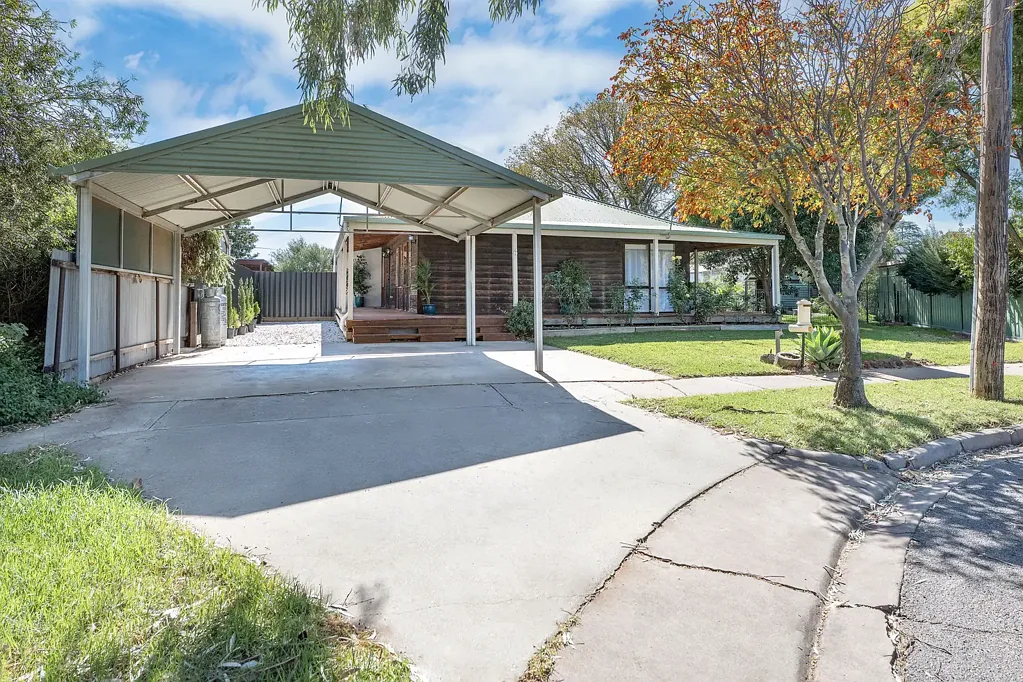 Swan Hill 4कमरा Modern Comfort Meets Effortless Style in a Quiet Court Setting