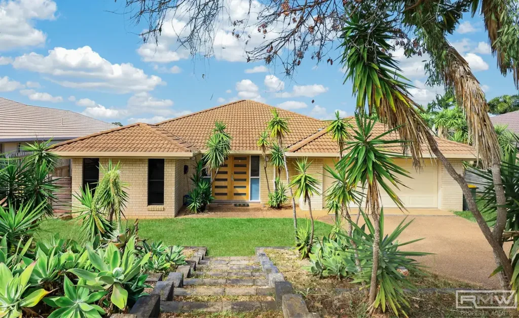 Taroomball 4chambre Modern Family Living in a Convenient Location