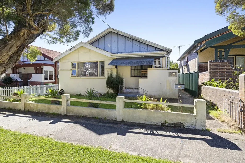 Ashbury 4Kwarto Original Ashbury Home with Outstanding Potential and Rear Lane Access